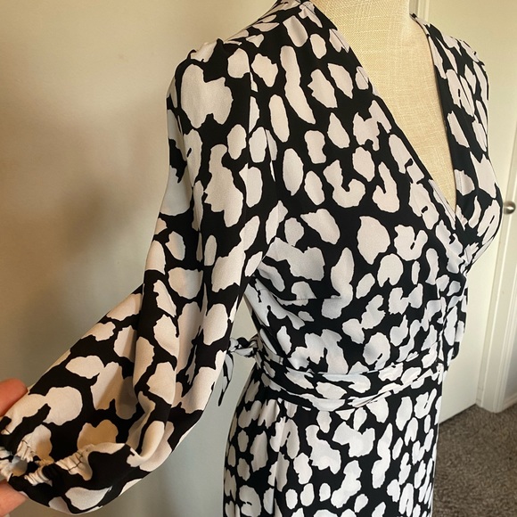 BAR lll dress Black&white maxi wrap dress! In a size small 3/4 sleeve - Picture 9 of 14
